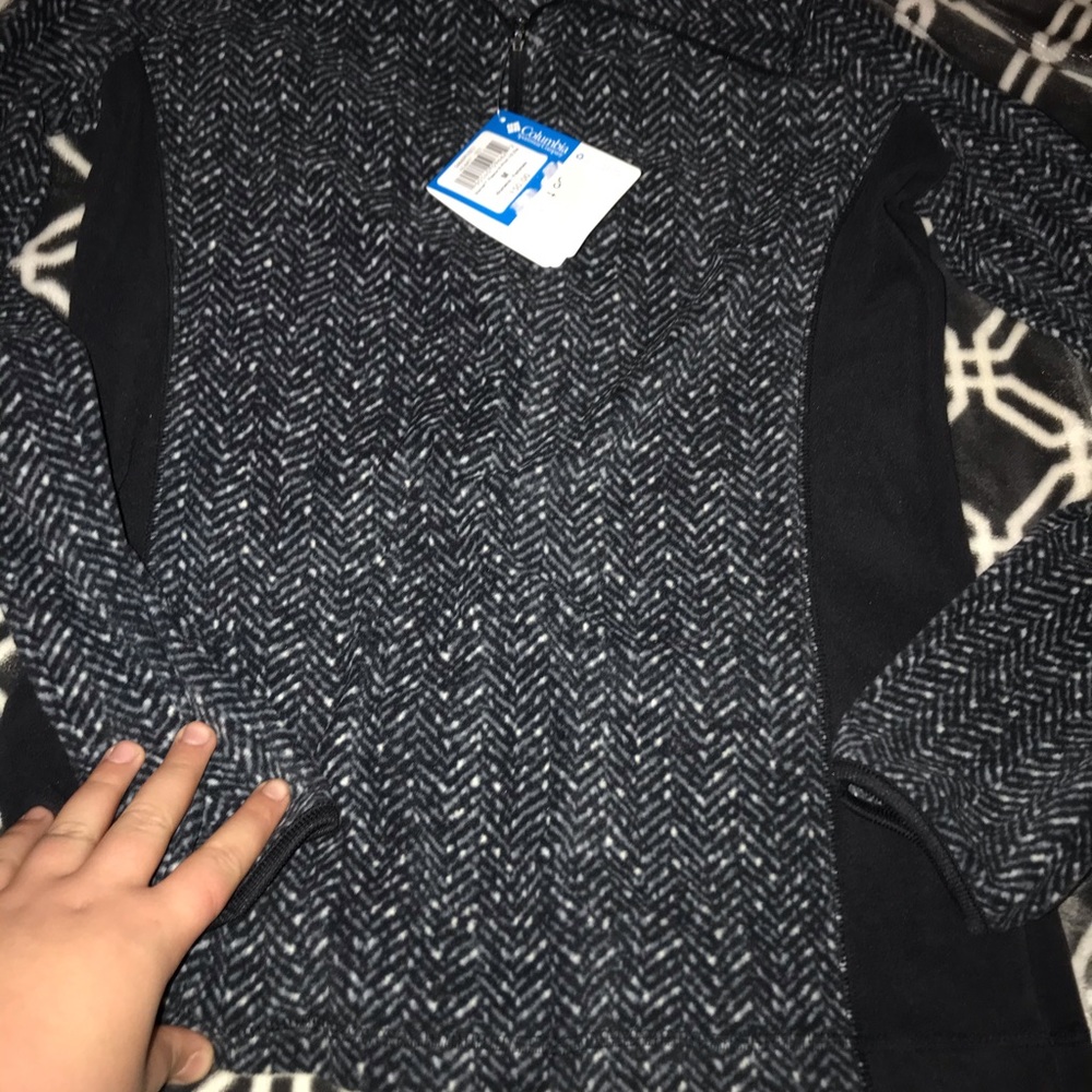 Women Columbia pull over with tag Size M